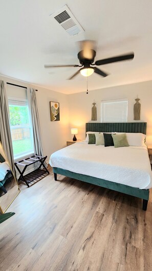 3 habitaciones, escritorio y tabla de planchar con plancha 