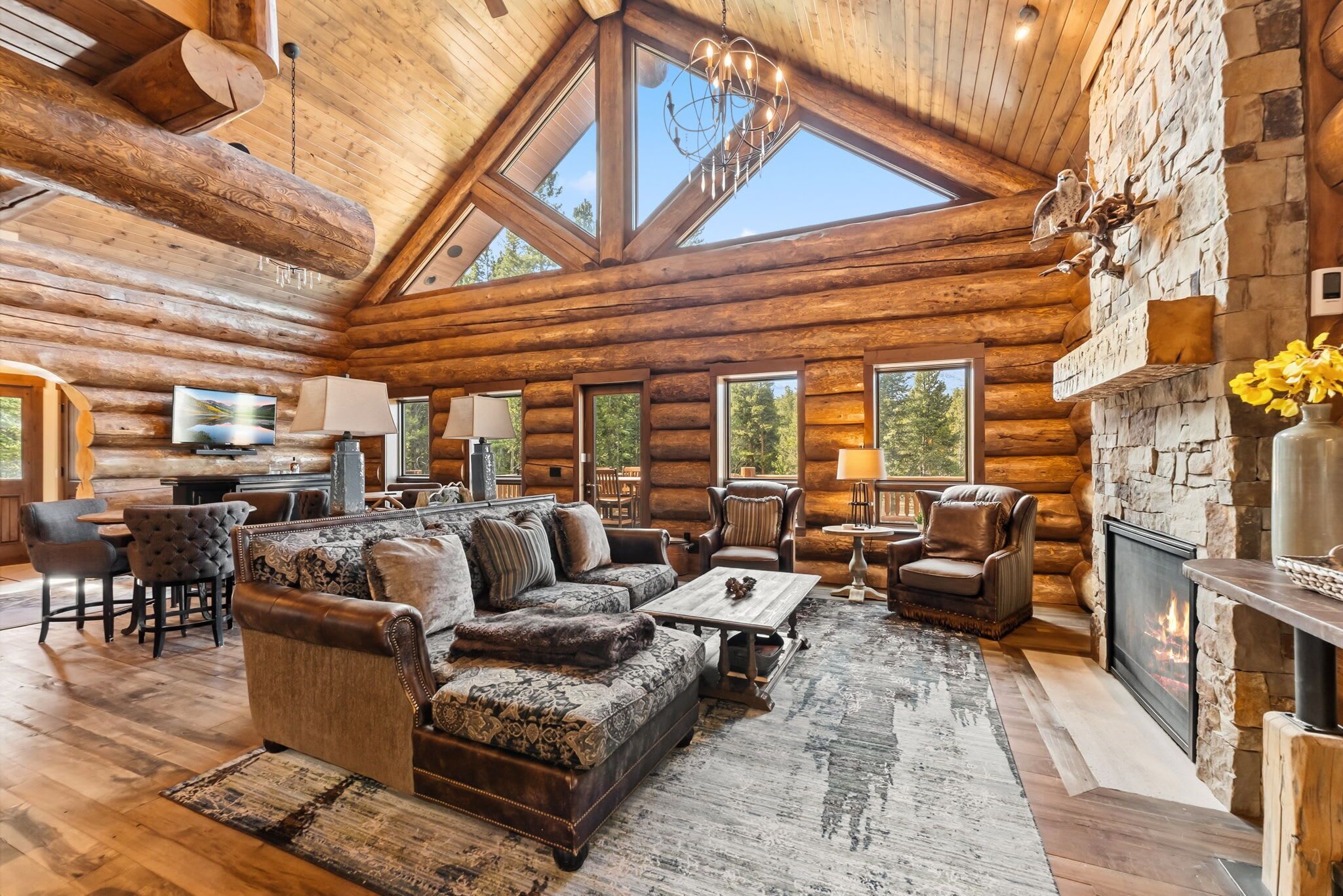 Tv, eldstad och kontor