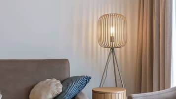 Een televisie en boeken