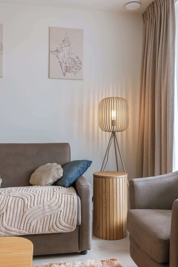 Una televisión, libros