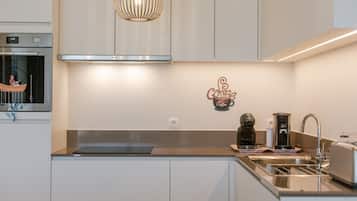 Een koelkast, een magnetron, een oven, een kookplaat