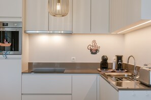 Frigorífico, microondas, horno y placa de cocina