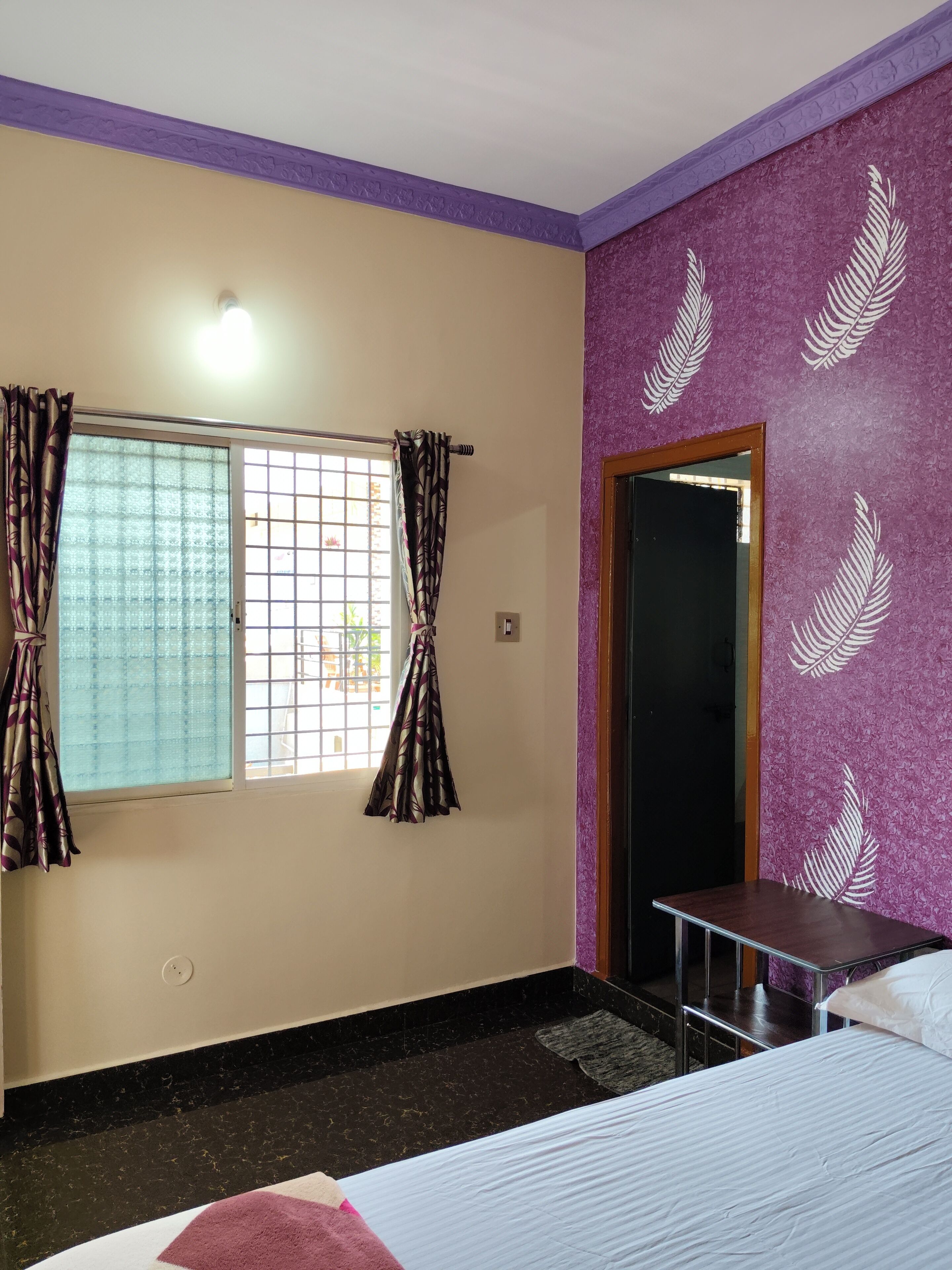 2 عدّة غرف نوم وواي فاي وملاءات أسرّة