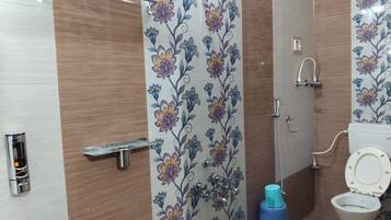 Ducha, toallas, jabón, papel higiénico