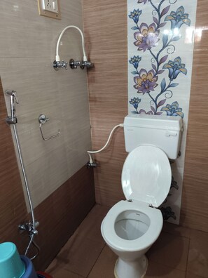 Regadera, toallas, jabón, papel de baño 