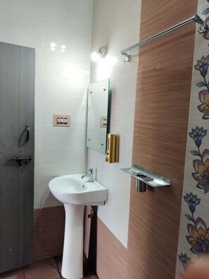 Regadera, toallas, jabón, papel de baño 