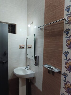 シャワー、タオル、石鹸、トイレットペーパー