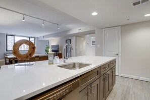 Fridge, microwave, oven, stovetop - Sojourn | Courtland Towers w/ racquetball courts (Arlington)