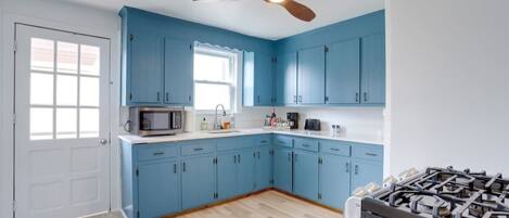 Kylskåp, mikrovågsugn, spishäll och kaffe- och tebryggare