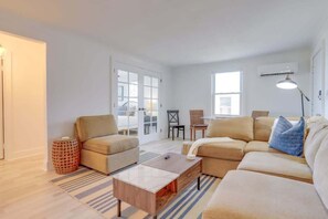 TV, offices - Sojourn | Ultimate Beach Front 2 Bedroom (Norfolk)
