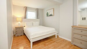 1 bedroom, iron/ironing board, travel cot, WiFi - Sojourn Willoughby Spit Chic Shack <1min. to Beach (Norfolk)