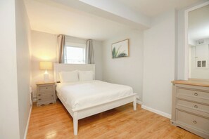 1 bedroom, iron/ironing board, travel cot, WiFi - Sojourn Willoughby Spit Chic Shack <1min. to Beach (Norfolk)