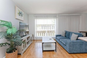 TV, offices - Sojourn Willoughby Spit Chic Shack <1min. to Beach (Norfolk)