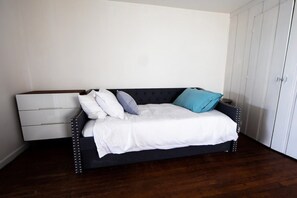1 bedroom, desk, iron/ironing board, travel cot - Sojourn on the Bay |Beachside | 1 BR (Norfolk)