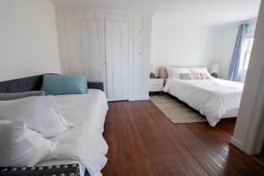 1 bedroom, desk, iron/ironing board, travel cot - Sojourn on the Bay |Beachside | 1 BR (Norfolk)
