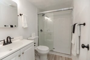 Een douche, een haardroger, handdoeken