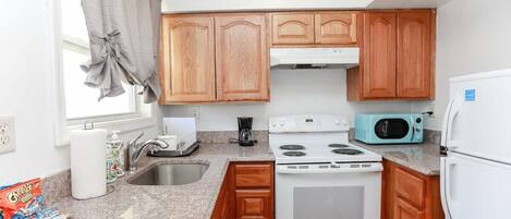 Kühlschrank, Mikrowelle, Herdplatte, Wasserkocher mit Kaffee-/Teezubehör