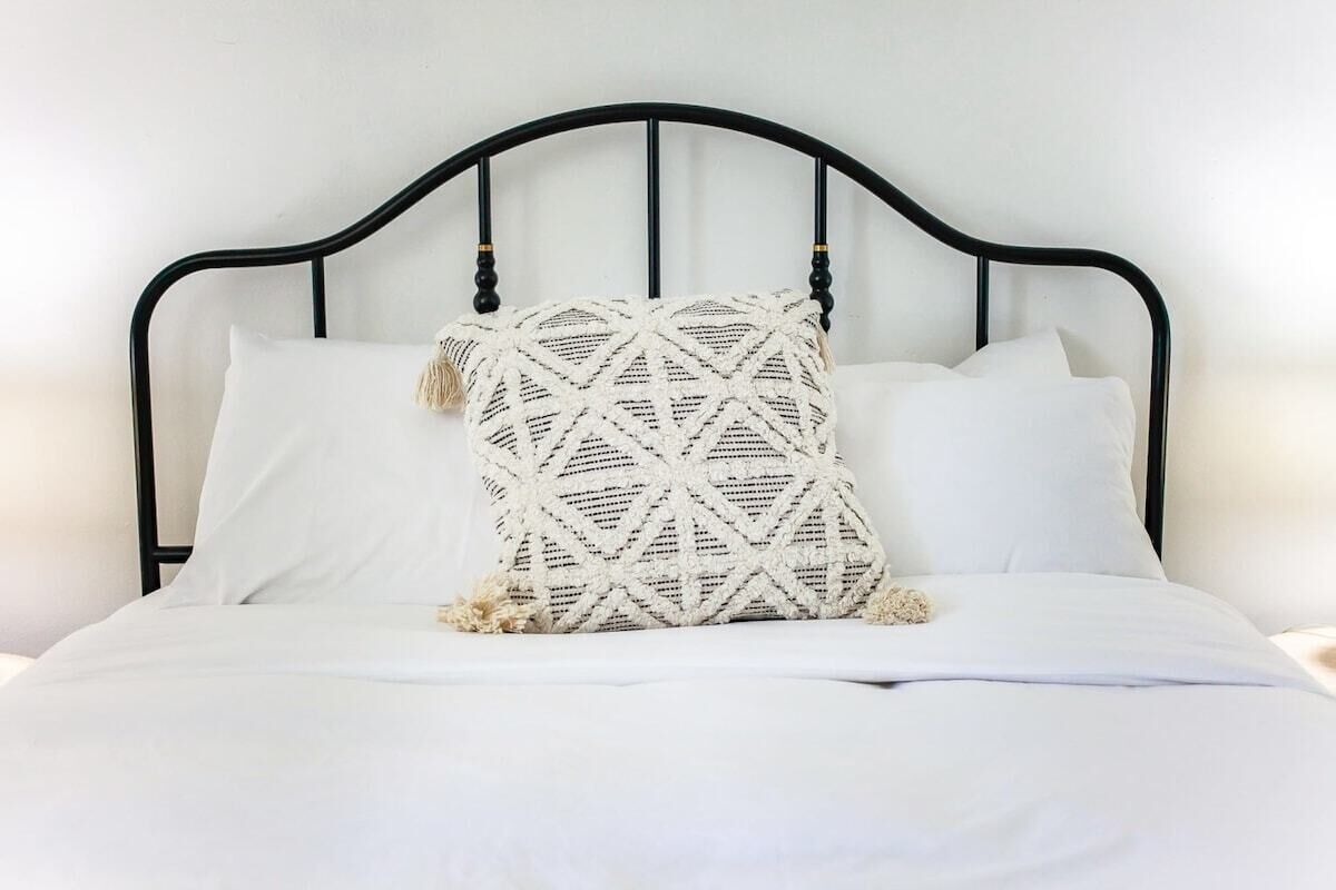 2 bedrooms, desk, iron/ironing board, WiFi