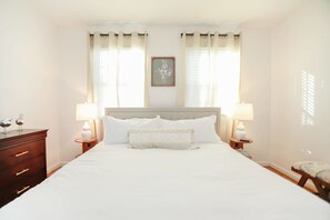 3 quartos, escrivaninha, ferros/tábuas de passar roupa, berço de viagem