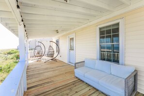 Terrace/patio - Sojourn Beach Front Escape Balcony & Beach Access (Norfolk)