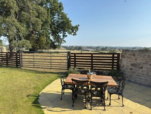 Outdoor dining - Peace Cottage (Darlington)