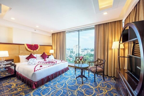 Deluxe Double Room, City View | Bathroom | Free toiletries, towels, soap, shampoo