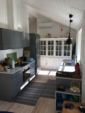 Jääkaappi, uuni, liesi, astianpesukone