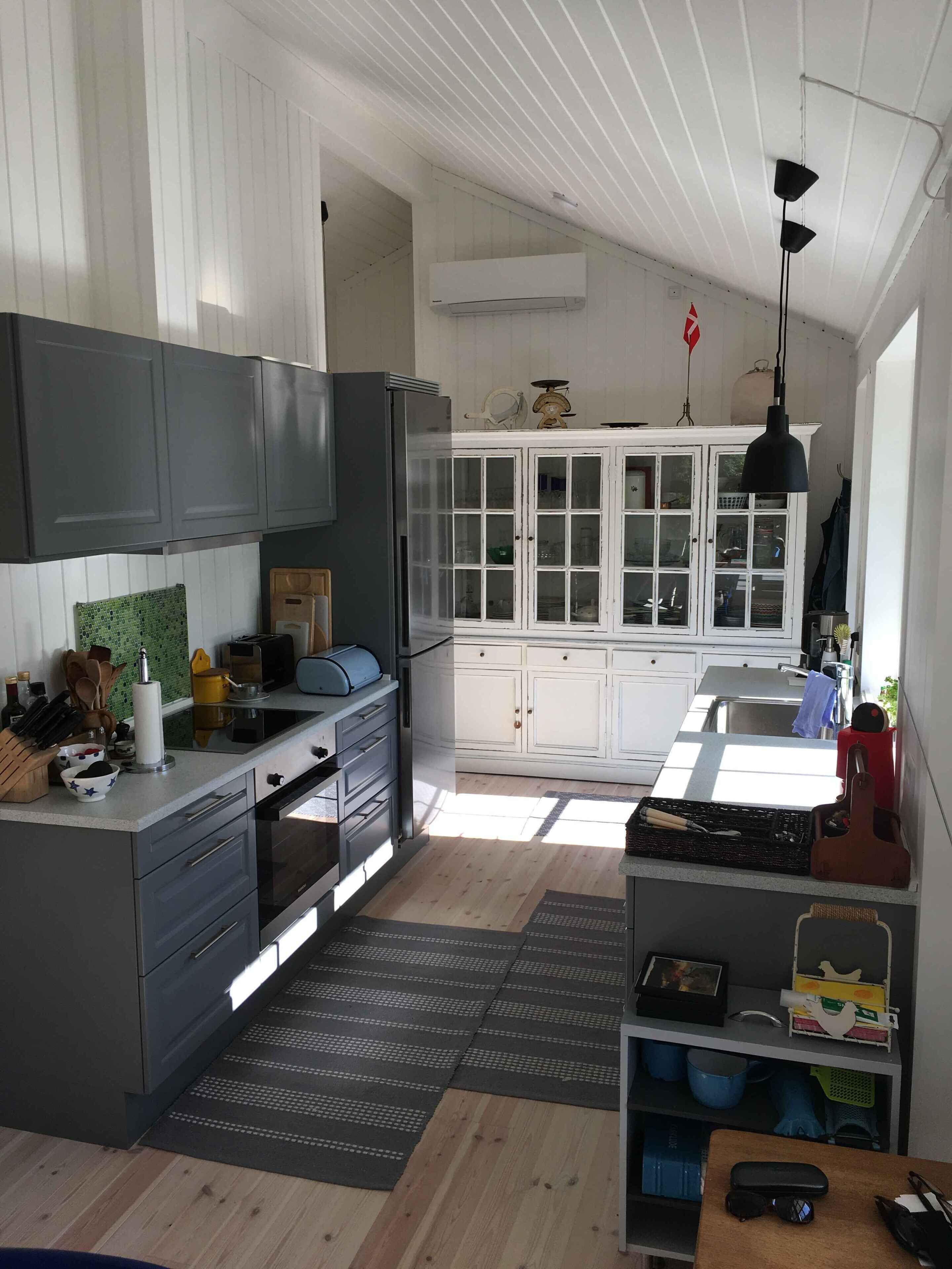 Jääkaappi, uuni, liesi, astianpesukone