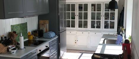 Réfrigérateur, un four, surface de cuisson, lave-vaisselle