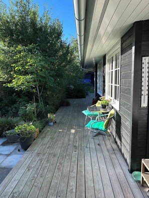 Outdoor dining - Perfect base near beach and shops (Væggerløse)