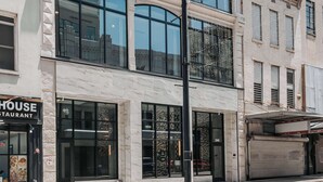 Een meerlaags gebouw met de naam 'Starr Piano' duidelijk zichtbaar.