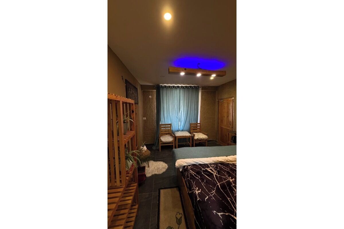 Basic Double or Twin Room, Mountain View | Living area