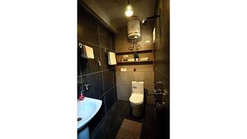 Basic Double or Twin Room, Mountain View | Living area