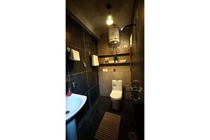 Basic Double or Twin Room, Mountain View | Living area