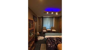 Basic Double or Twin Room, Mountain View | Living area