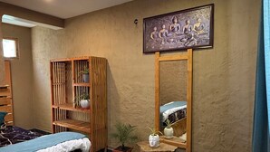 A modern room with a bed, a wooden cabinet, a mirror, and a painting on the wall. - Karma Yatri Mudhouse Kasol (Bhuntar)