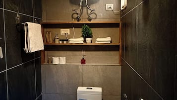 Habitación básica con 1 cama doble o 2 individuales, vistas a la montaña | Zona de estar