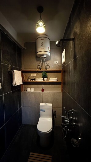 Basic Double or Twin Room, Mountain View | Living area - Karma Yatri Mudhouse Kasol (Bhuntar)