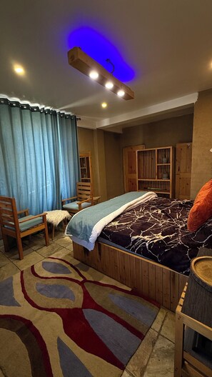 Basic Double or Twin Room, Mountain View | Living area - Karma Yatri Mudhouse Kasol (Bhuntar)