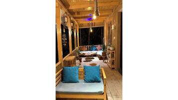 Basic Double or Twin Room, Mountain View | Living area