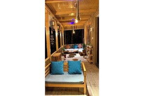 Basic Double or Twin Room, Mountain View | Living area