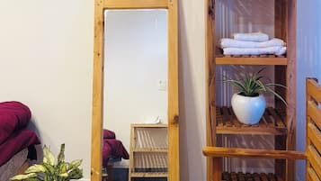 Habitación básica con 2 camas individuales | Zona de estar