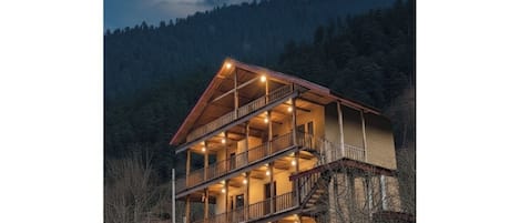 Eenvoudige kamer, 1 twee- of 2 eenpersoonsbedden, uitzicht op bergen | Woonruimte