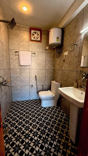 Basic Twin Room | Living area - Karma Yatri Mudhouse Kasol (Bhuntar)