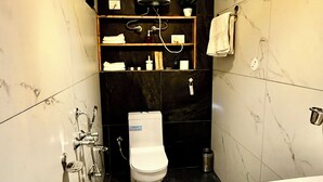 A modern bathroom with a toilet, sink, and shower. - Karma Yatri Mudhouse Kasol (Bhuntar)