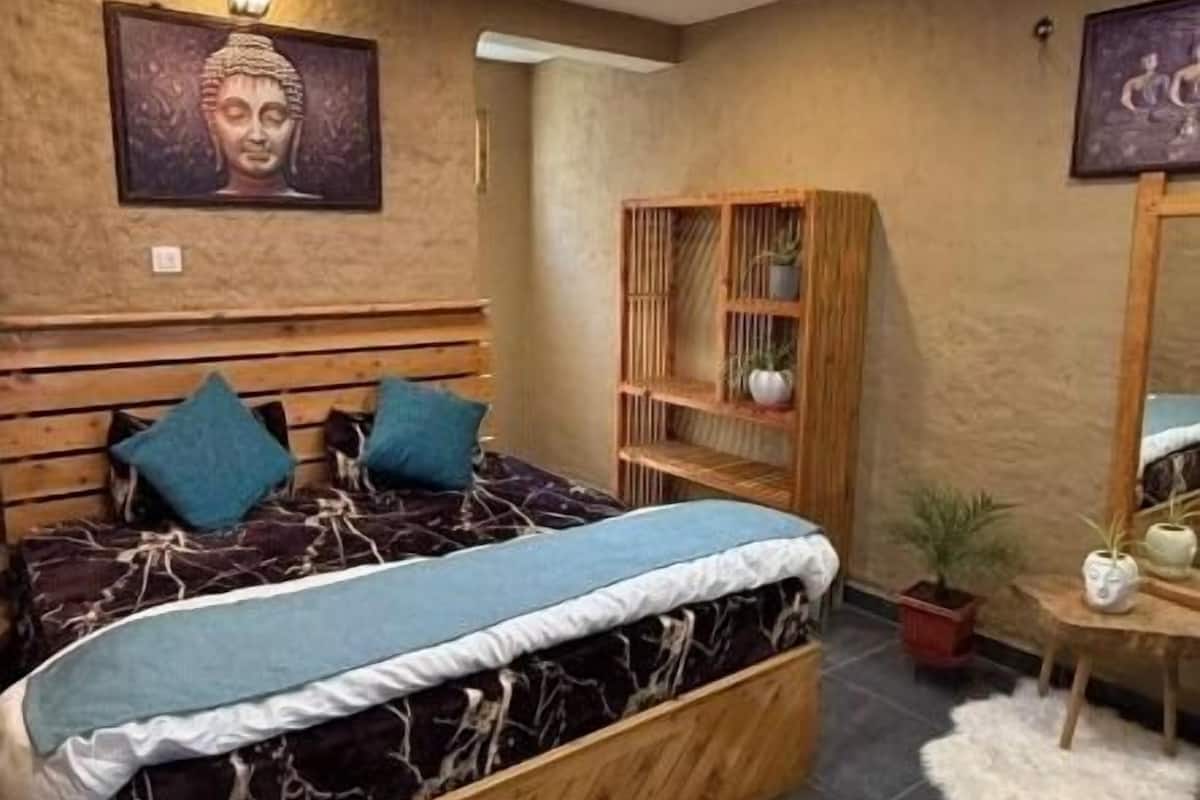 Basic Double or Twin Room, Mountain View | Living area