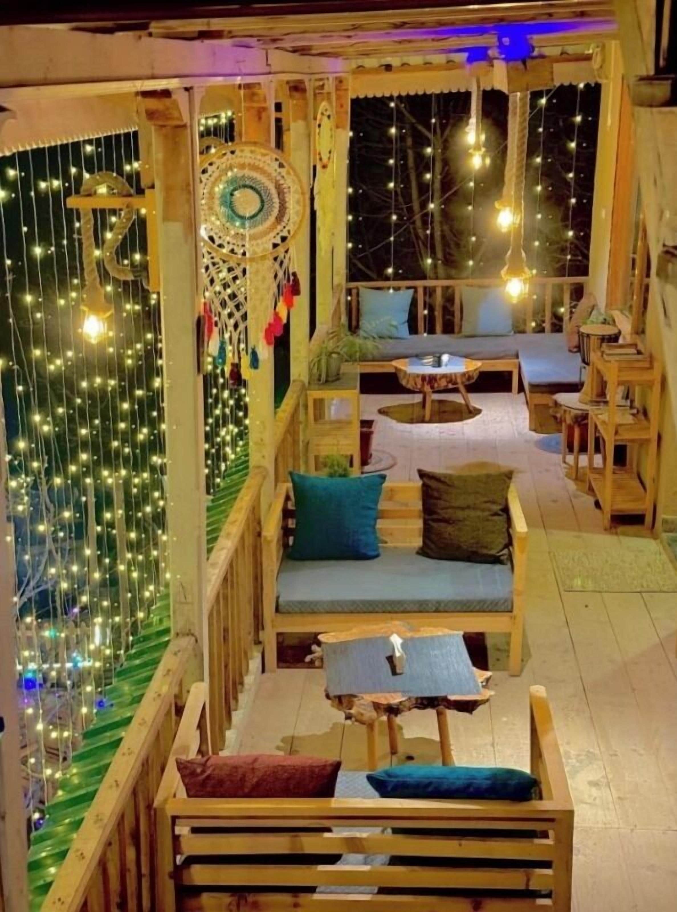 Basic Double or Twin Room, Mountain View | Living area