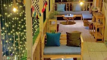 Chambre Double ou avec lits jumeaux, vue montagne | Coin séjour