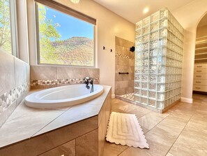 Dusche, Haartrockner, Handtücher, Shampoo