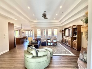 Televisión, chimenea y oficina 